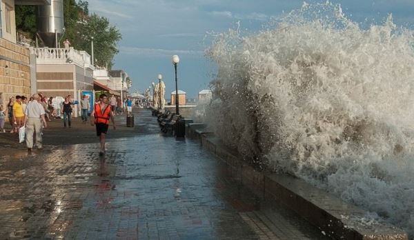 Туристов в Сочи предупредили о смерчах над Черным морем