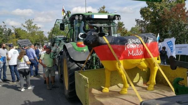 Владельцы молочных ферм Баварии протестуют против низких закупочных цен на молоко