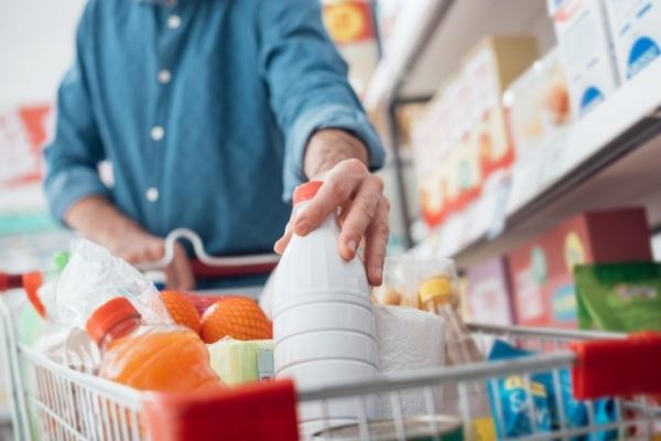 Великобританию поразила «молочная паника»: фермеры избавляются от молока, покупатели сметают его с полок в магазинах